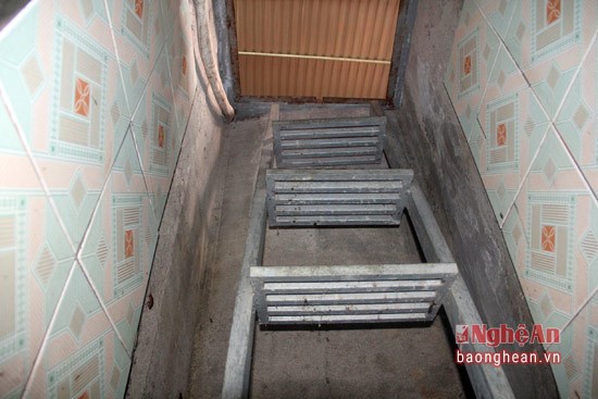 Ở dưới gian bếp của ngôi nhà y xây một chiếc hầm rộng chừng 4m vuông, cao khoảng 2,3m.