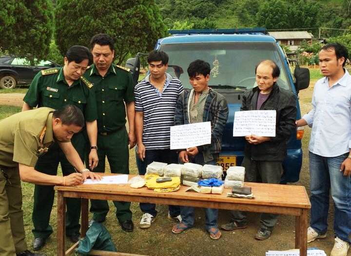 BĐBP Nghệ An tiến hành bàn giao đối tượng, tang vật cho công an Lào xử lý
